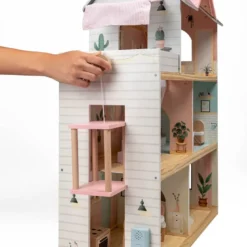 Casita de muñecas de madera con ascensor