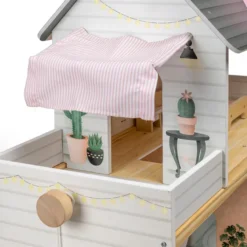 Casita de muñecas de madera con ascensor