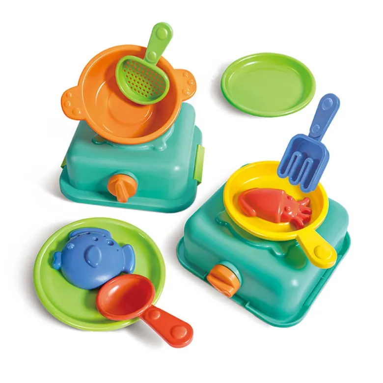 Cocinita y accesorios para jugar en la arena