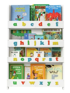 Estantería para libros blanca con letras