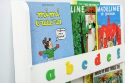 Estantería para libros blanca con letras