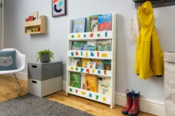 Estantería para libros blanca con letras