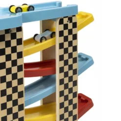 Garaje de madera con pistas de carreras super rápidas
