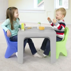 Juego de mesa y dos sillas