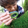 Lupa y silbato para explorar la naturaleza