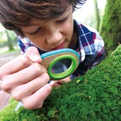Lupa y silbato para explorar la naturaleza