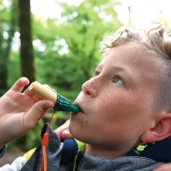 Lupa y silbato para explorar la naturaleza