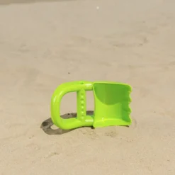 Pala excavadora verde playa
