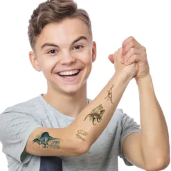 Tatuajes temporales brillantes en la oscuridad